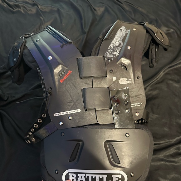 Other - Riddell Black Football Shoulder Pads